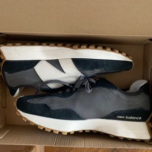 New Balance 327’s 8.5